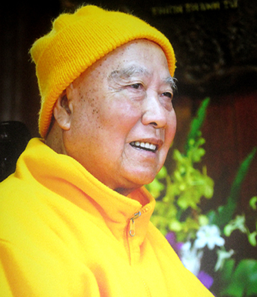 “Trong[-]vũng[-]bùn[-]ngũ[-]dục,[-]đức[-]Phật[-]thoát[-]ra[-]và[-]trở[-]thành[-]một[-]vị[-]giác[-]ngộ[-]giải[-]thoát.[-]Đức[-]Phật[-]không[-]phải[-]từ[-]phương[-]trời[-]nào[-]xuống,[-]mà[-]chính[-]là[-]một[-]con[-]người[-]hưởng[-]đầy[-]đủ[-]dục[-]lạc[-]ở[-]thế[-]gian,[-]rồi[-]tự[-]điều[-]phục,[-]thoát[-]khỏi[-]ngũ[-]dục[-]trở[-]thành[-]đấng[-]giác[-]ngộ.”[-]Hòa[-]thượng[-]Thích[-]Thanh[-]Từ[-]chia[-]sẻ